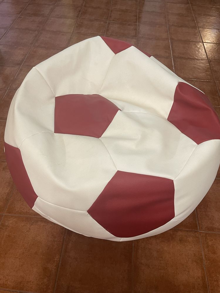 Puff Branco e Vermelho