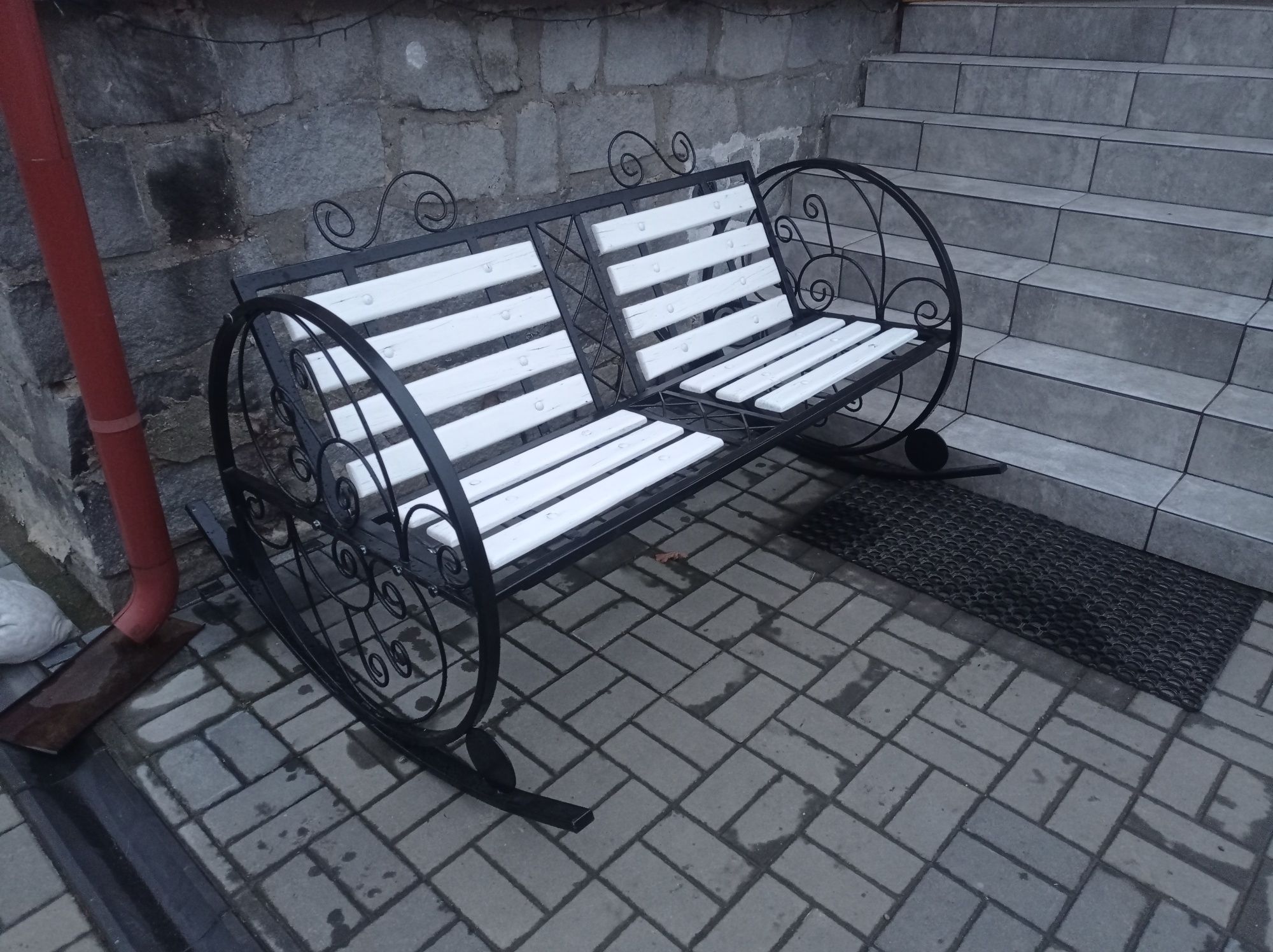 Ławka metalowa bujana