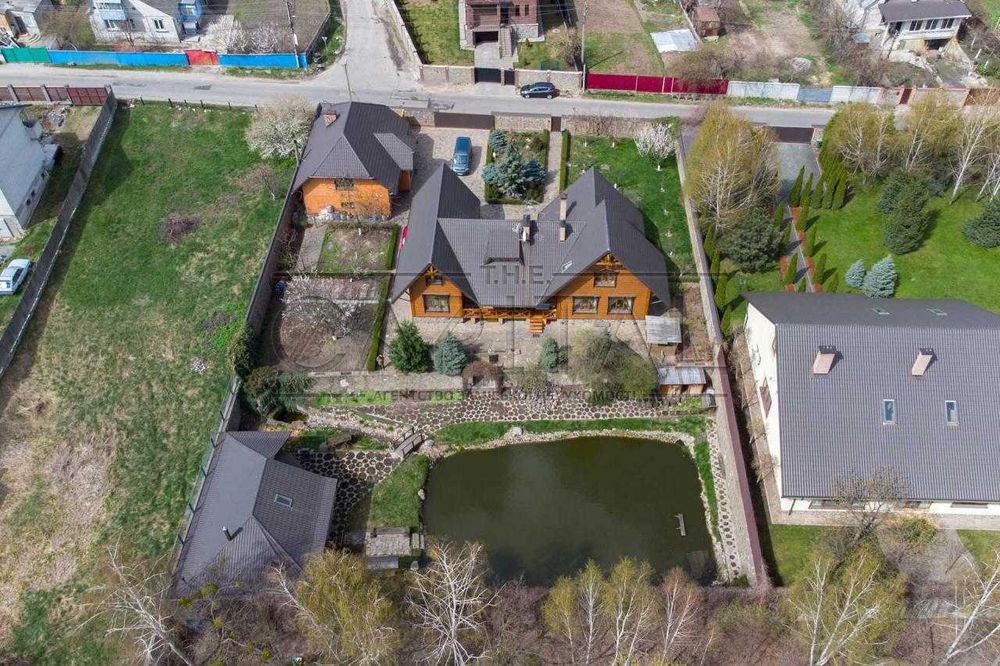 Дом с озером 380 м2, 25 сот., с. Софиевская Борщаговка, ул. Набережная