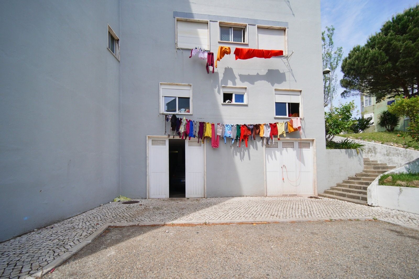 Armazém com apartamento independente