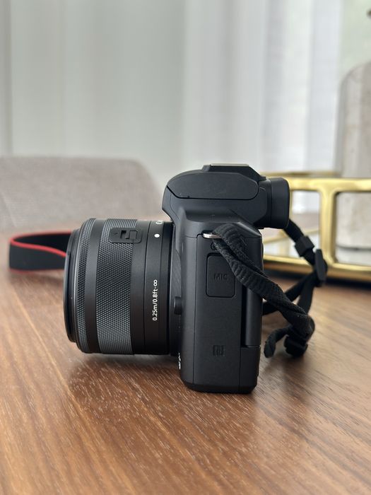 - Canon EOS M50