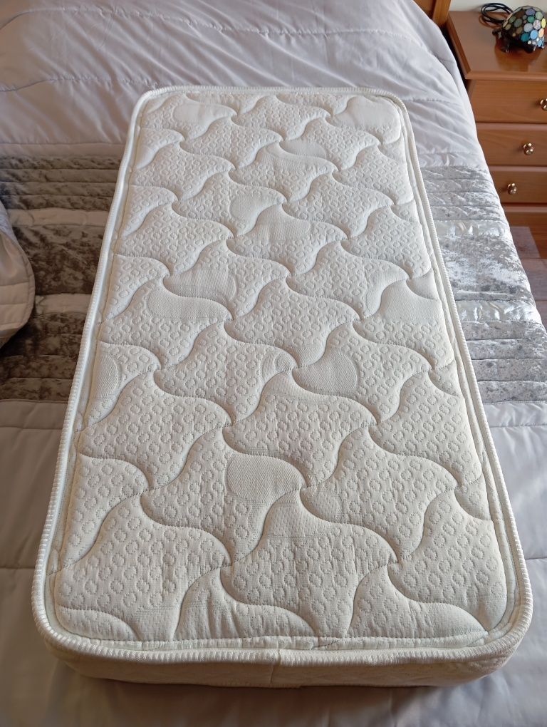 Cama de viagem de bebé com colchão de alta qual