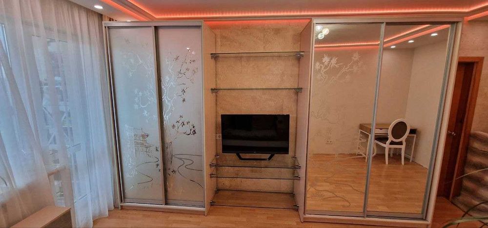 Терміново! Полки полички під телевізор. Скляні полиці