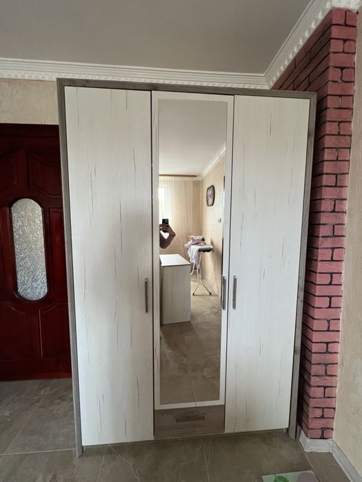 Меблі в спальню. Шафа з дзеркалом та комод