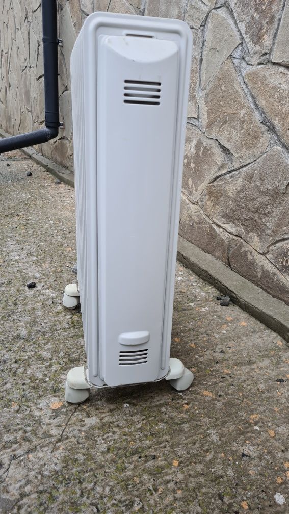 Delonghi електричний обігрівач радіатор масляний