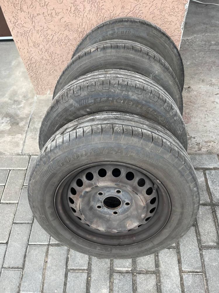 Продам комплект шин з дисками або без  Goodyear 195/65 R15