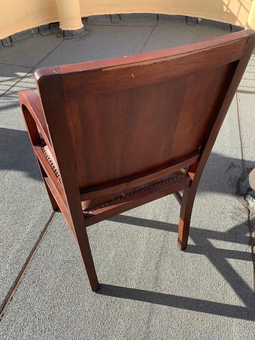 Cadeira em madeira maciça. 50€