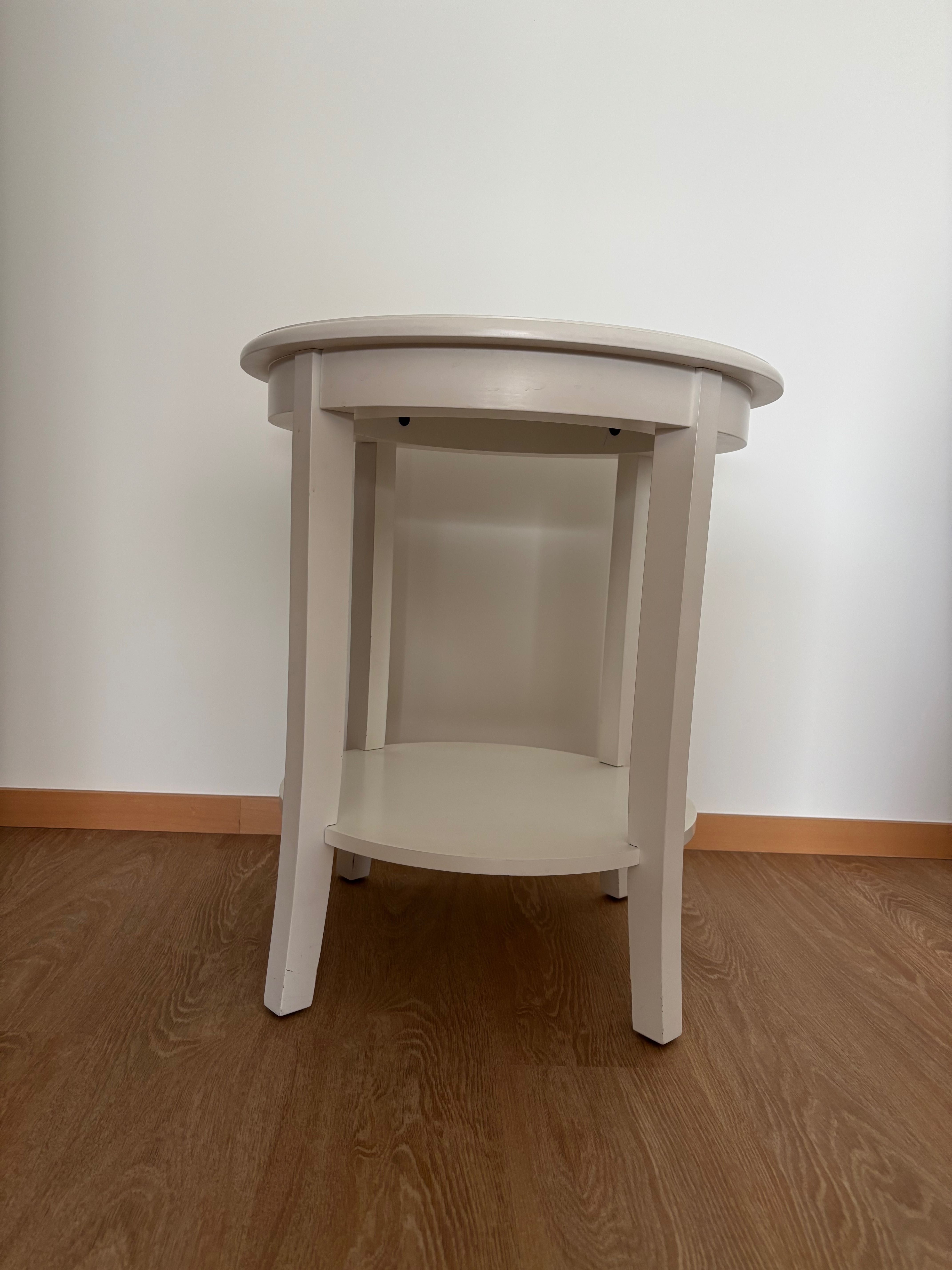 Mesa em madeira lacada