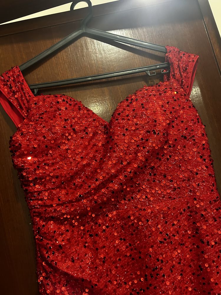 Vestido de gala vermelho com brilhantes