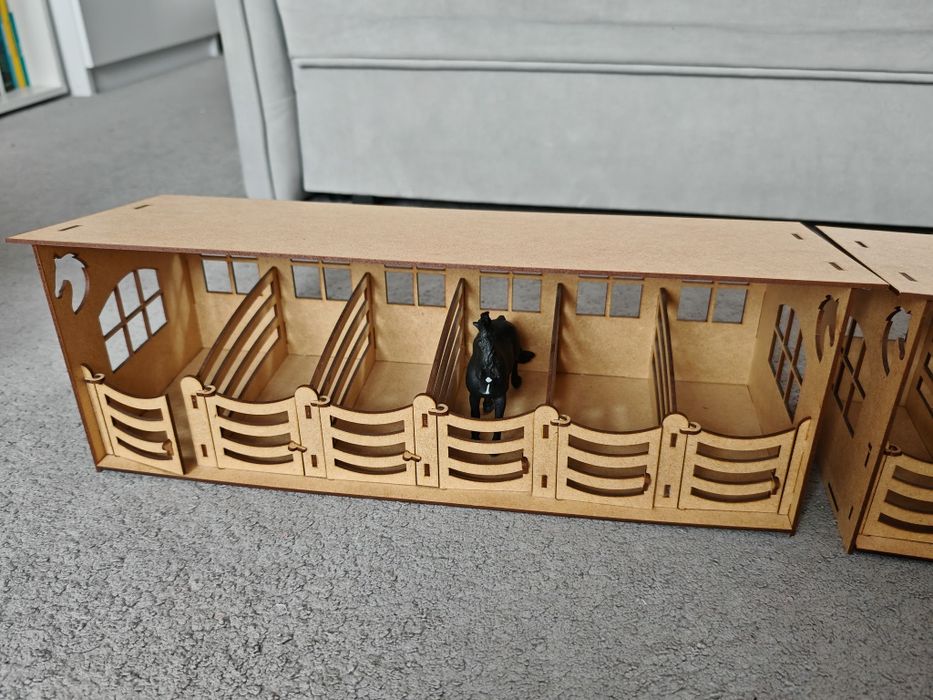 ### Stajnia dla koni, 6 boxów ruchome drzwi HDF wycięta laserowo