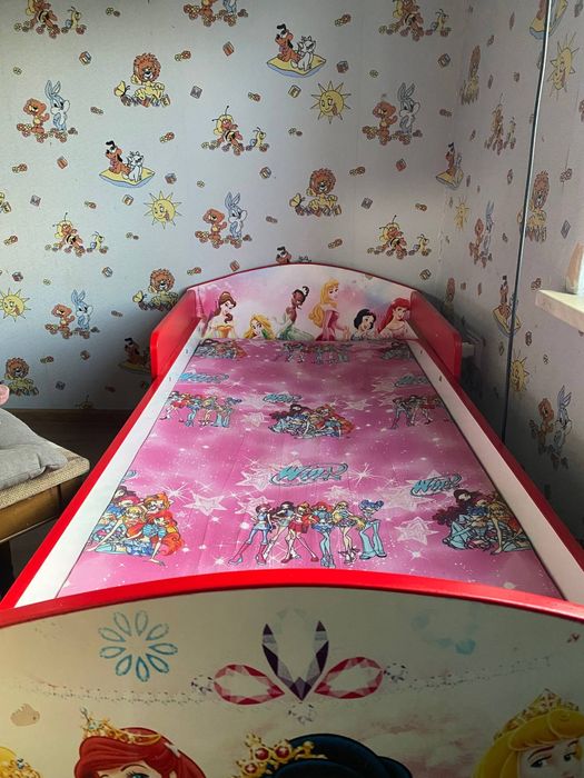 Дитяче ліжко з принцесами