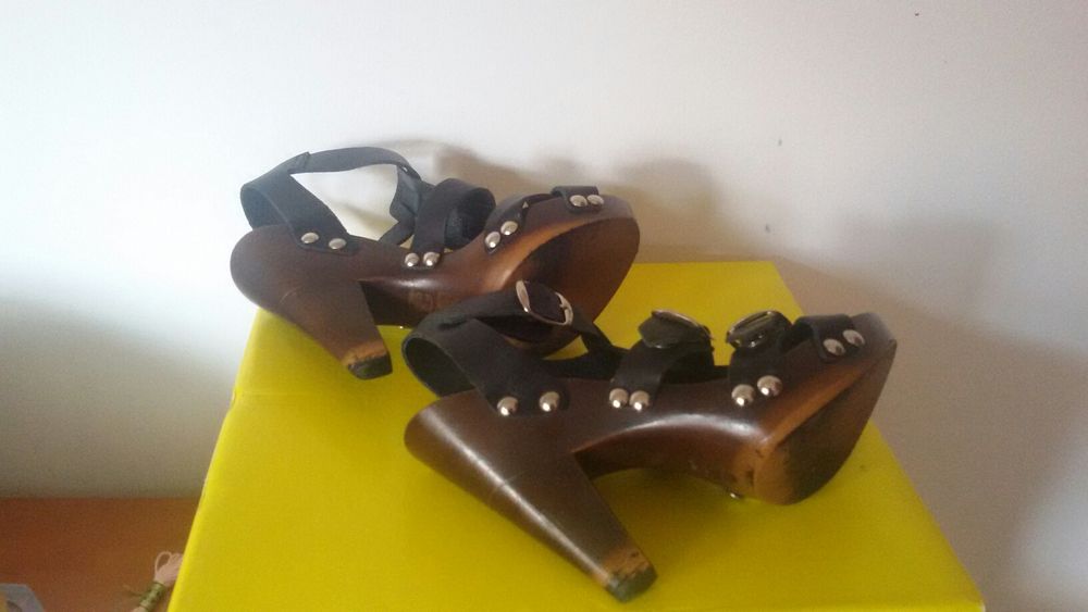 Vendo uma sandalias em pele n36