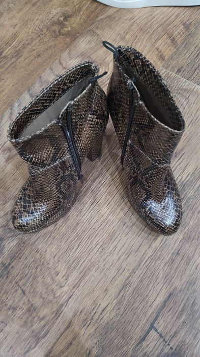 Sprzedam botki damskie.