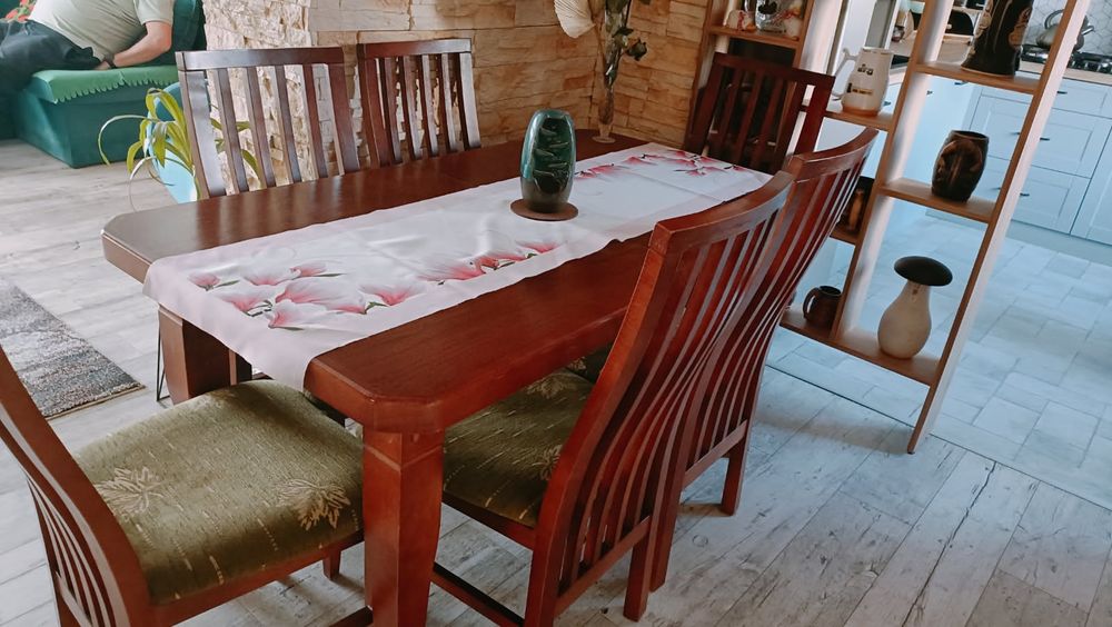 Stół drewniany z krzesłami