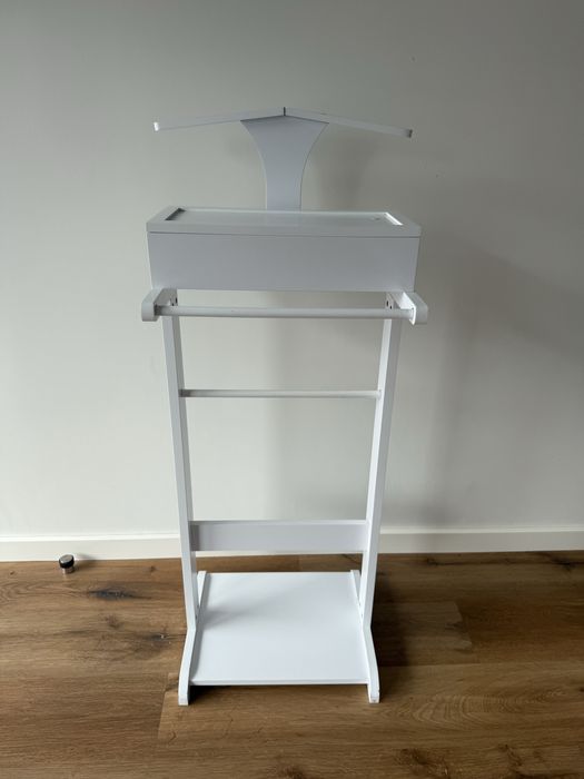 Cabide valet branco com caixa porta-objetos