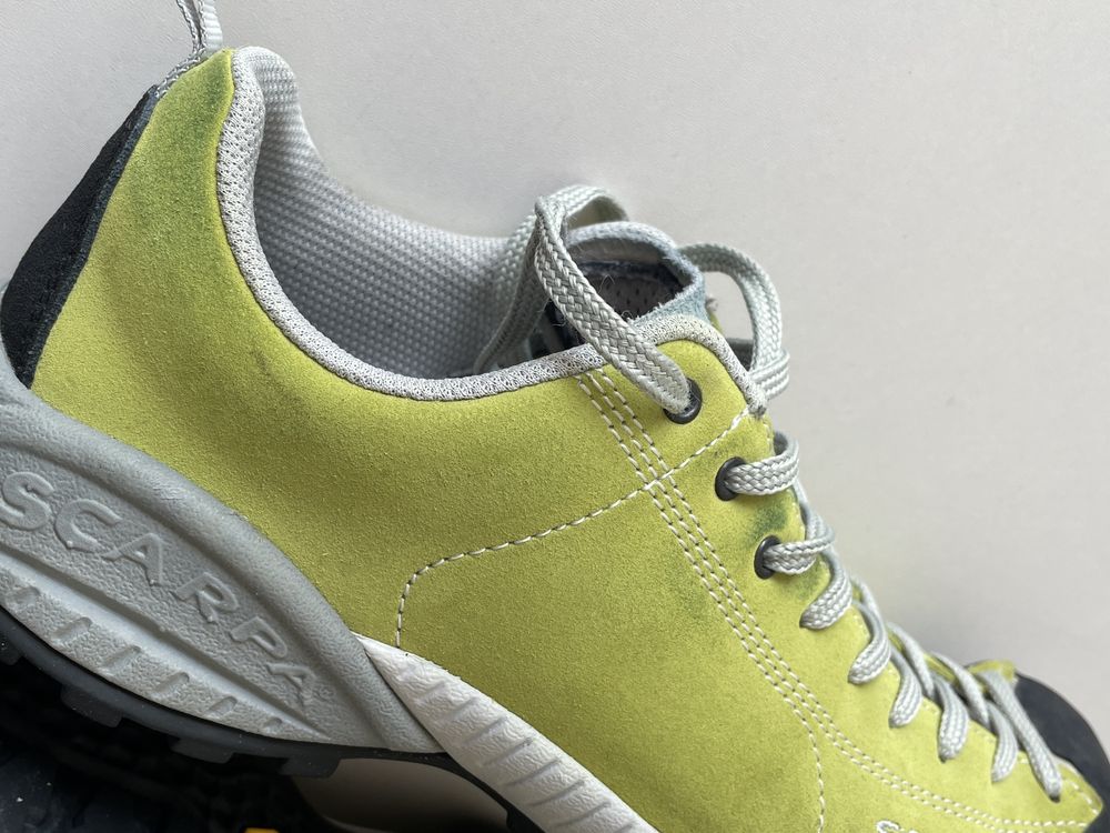 Scarpa яскраві трекінгові кросівки р. 39.5