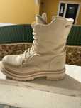 Botas bejes em pele