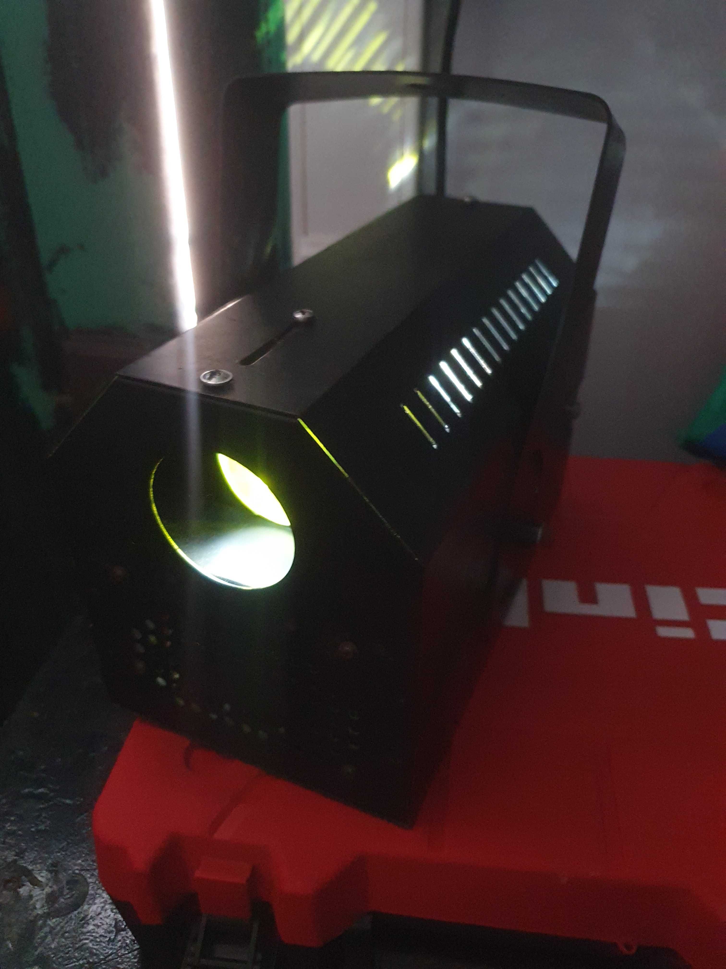 Projector de luz com cores . Dj