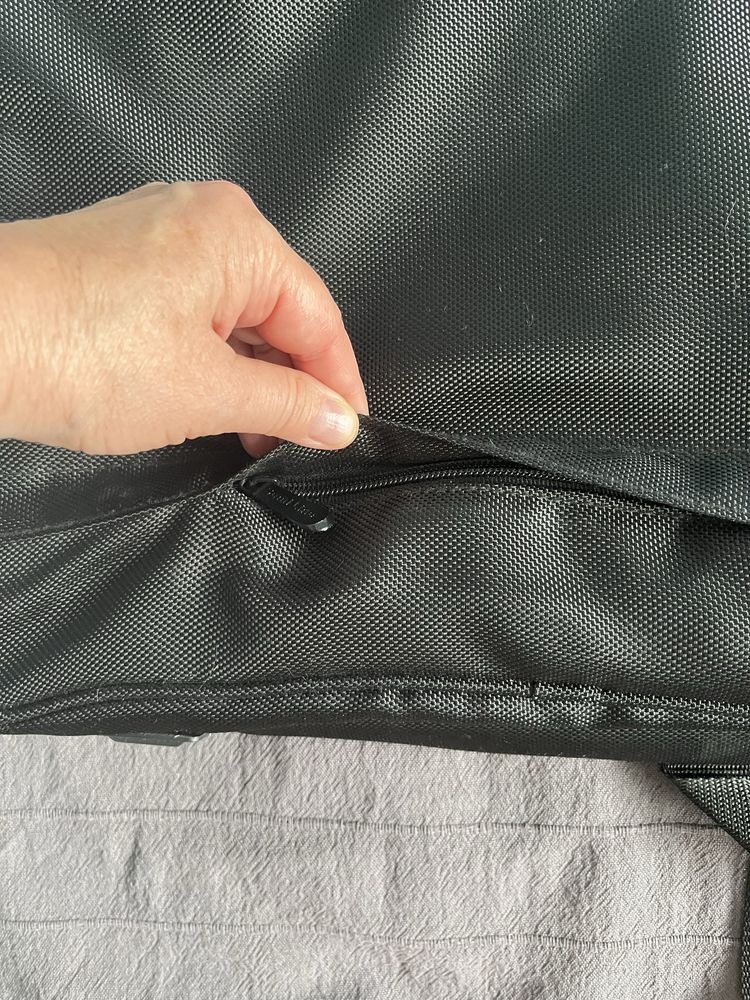 Czarna teczka na dokumenty laptop