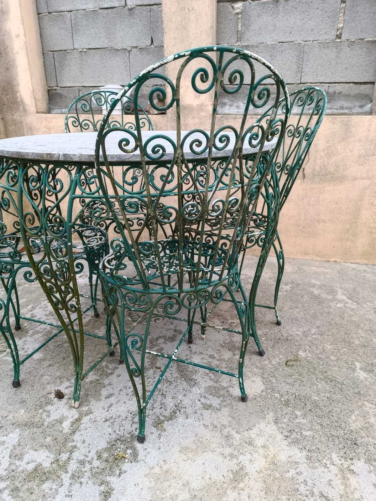 Mesa e cadeiras de jardim (em ferro)