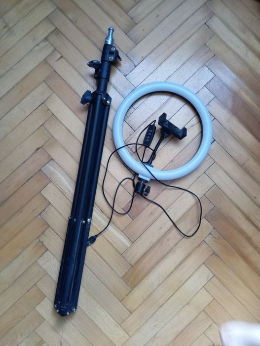 Штатив з круглою лампою