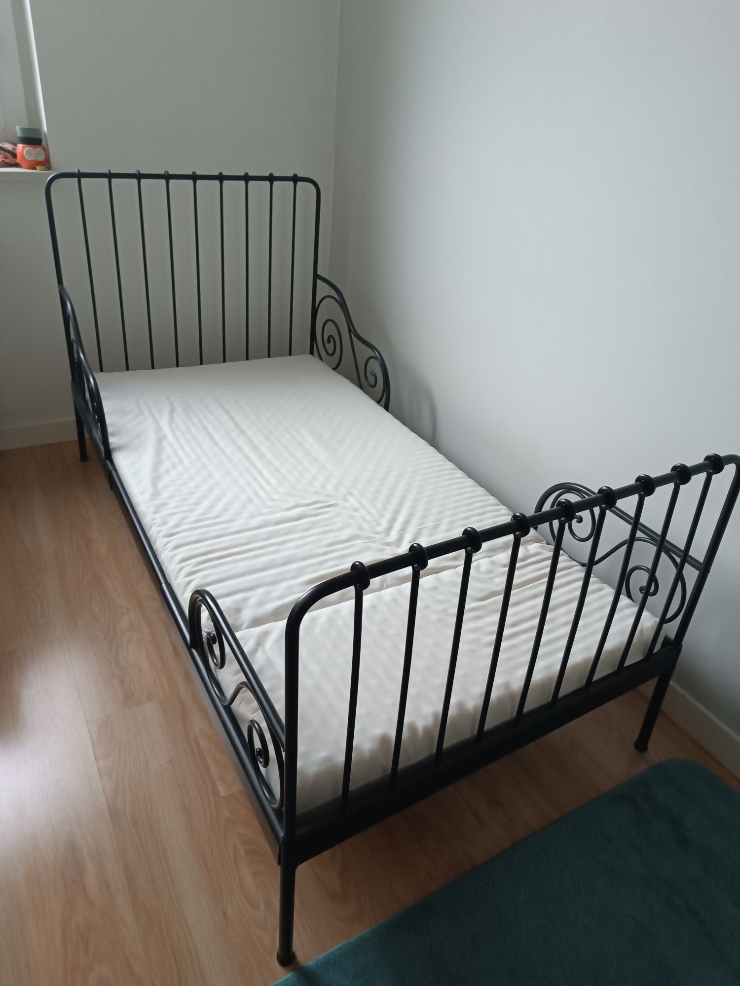 Stalowe łóżko Ikea