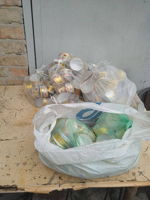 Віддам безкоштовно консервні баночки