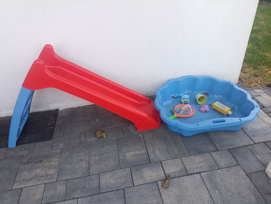 Zjeżdżalnia, basenik, piaskownica, zabawki ogrodowe