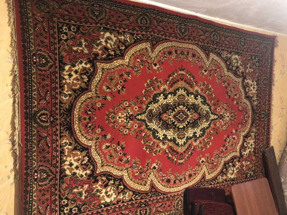 Продається Килим червоний настінний