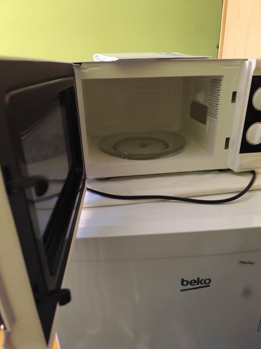 Lodówka Beko z mikrofalówką w bardzo dobrym stanie.