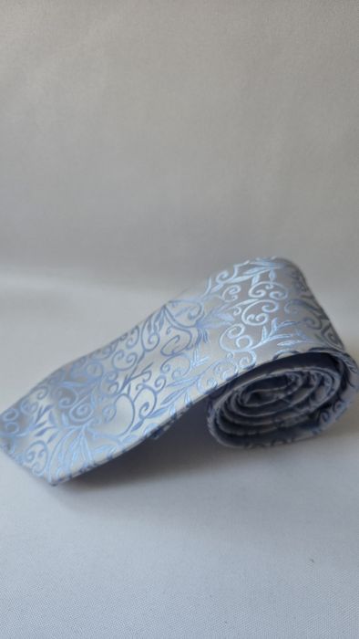 Elegancja w każdym detalu – klasyczny krawat z spinką