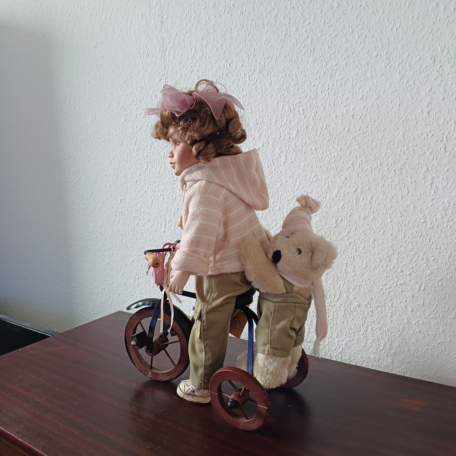 Дивна лялька на велосипеді із ведмедиком