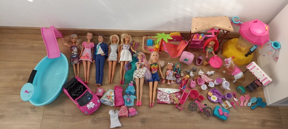 Zestaw lalek Barbie wraz z akcesoriami