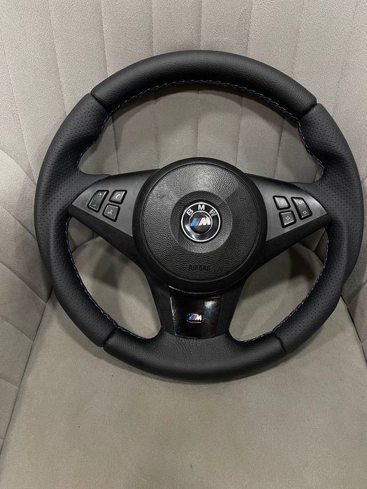 Apresentamos  volante BMW E 60  estofado em pele perfurada e pele liza