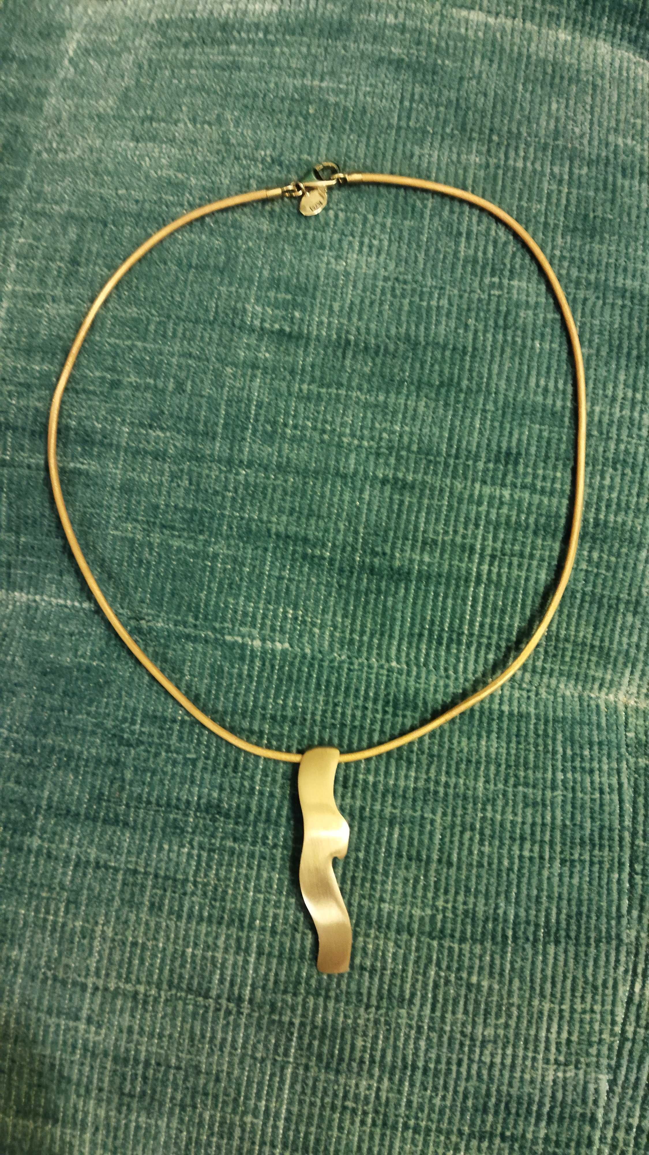 Gargantilha em couro dourado com pendente em prata dourada