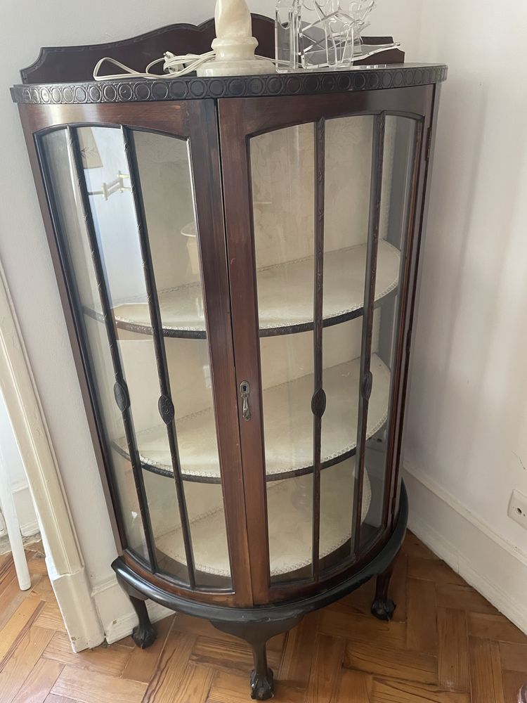 Móvel vitrine clássico em madeira com tecido interior