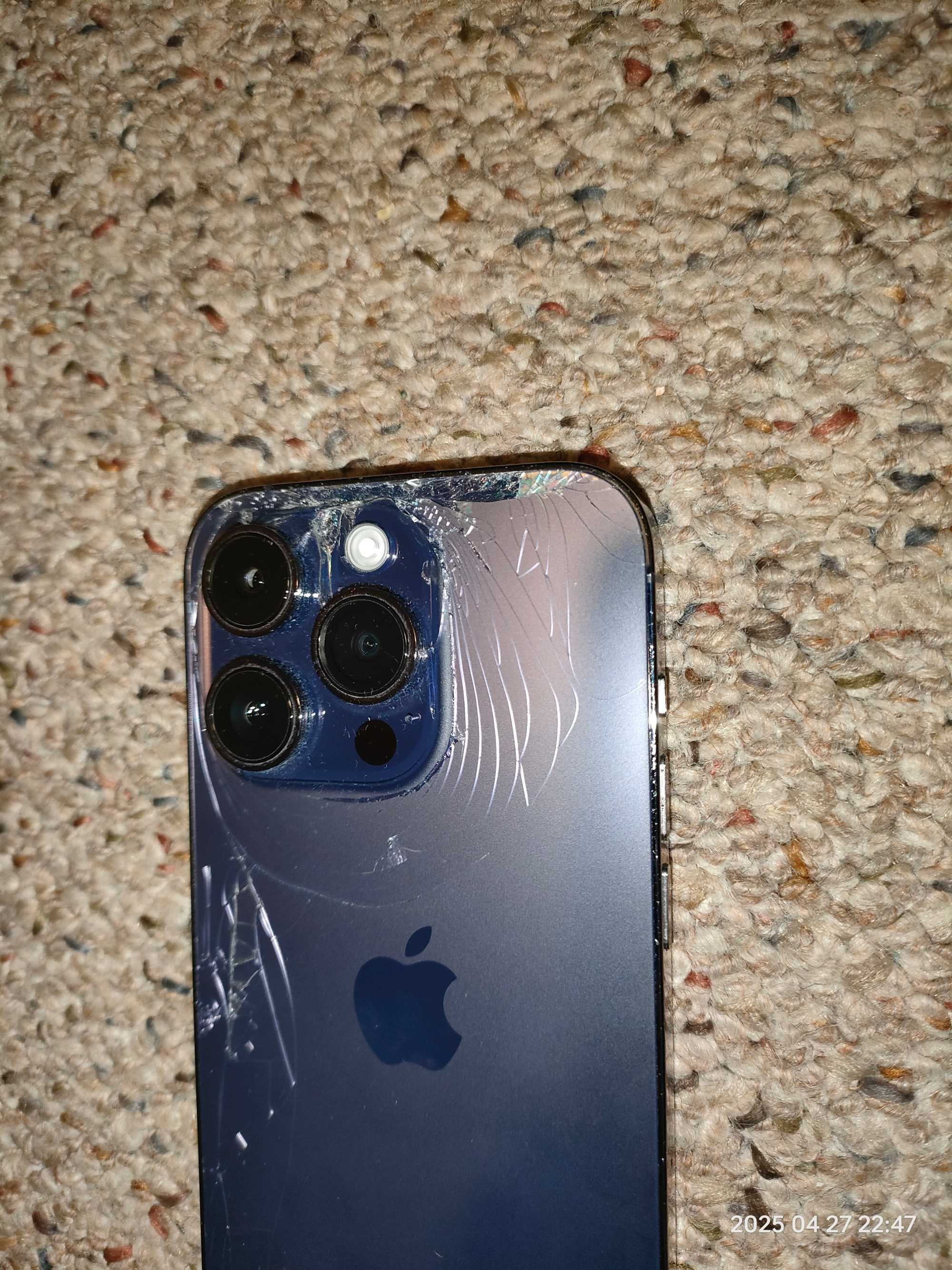 iPhone trzy sztuki, 14 Pro i  dwie 7-emki