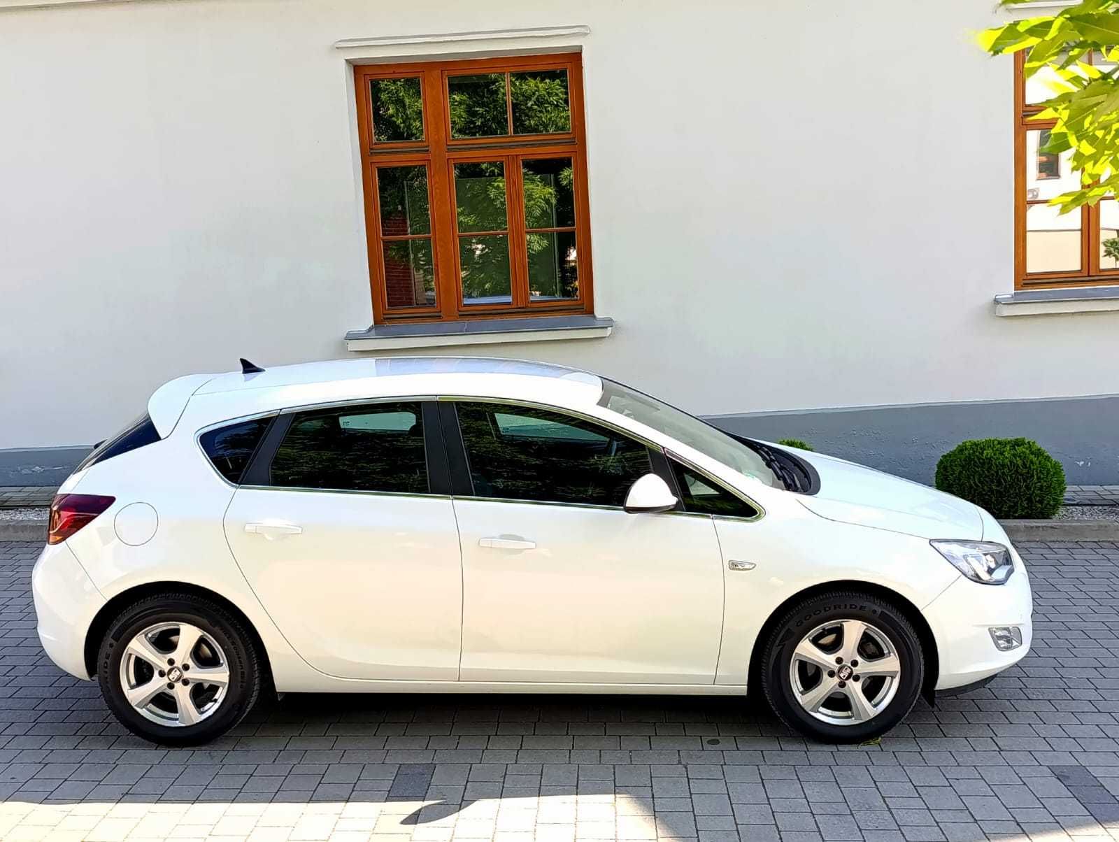 Opel Astra J 2011r 1.4 turbo benzyna 138tys km przebiegu wersja Cosmo