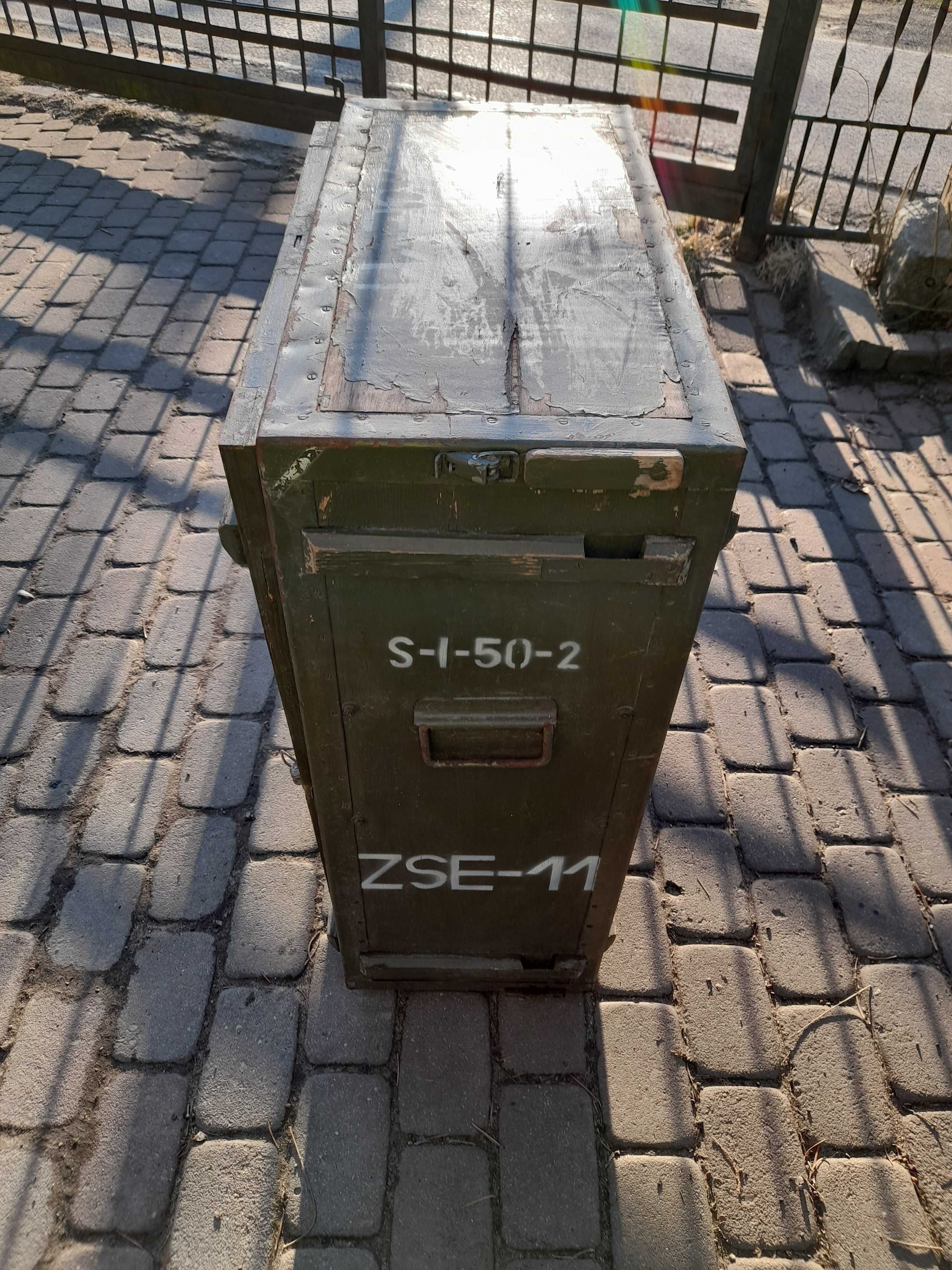 Wojskowa skrzynia z sanitarna.