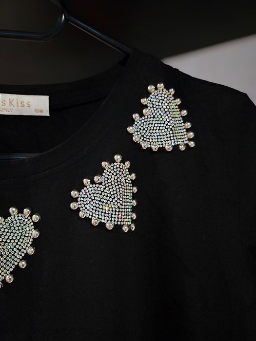 Czarna bluzka / T-shirt z cyrkoniowymi sercami holo, S/M