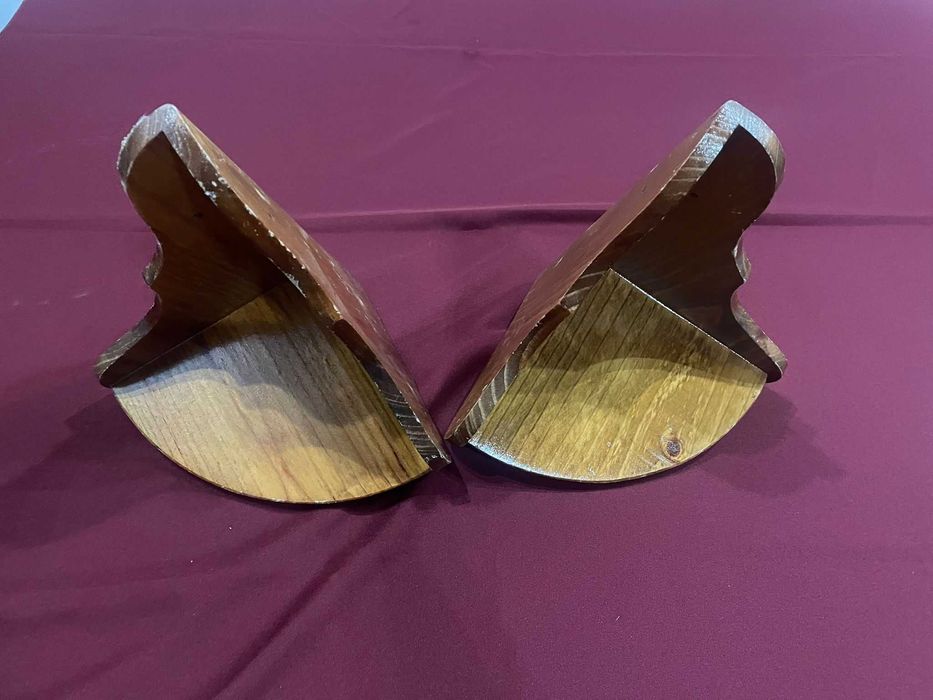 2 peanhas de canto em pinho maciço envernizado 27 x 31cm