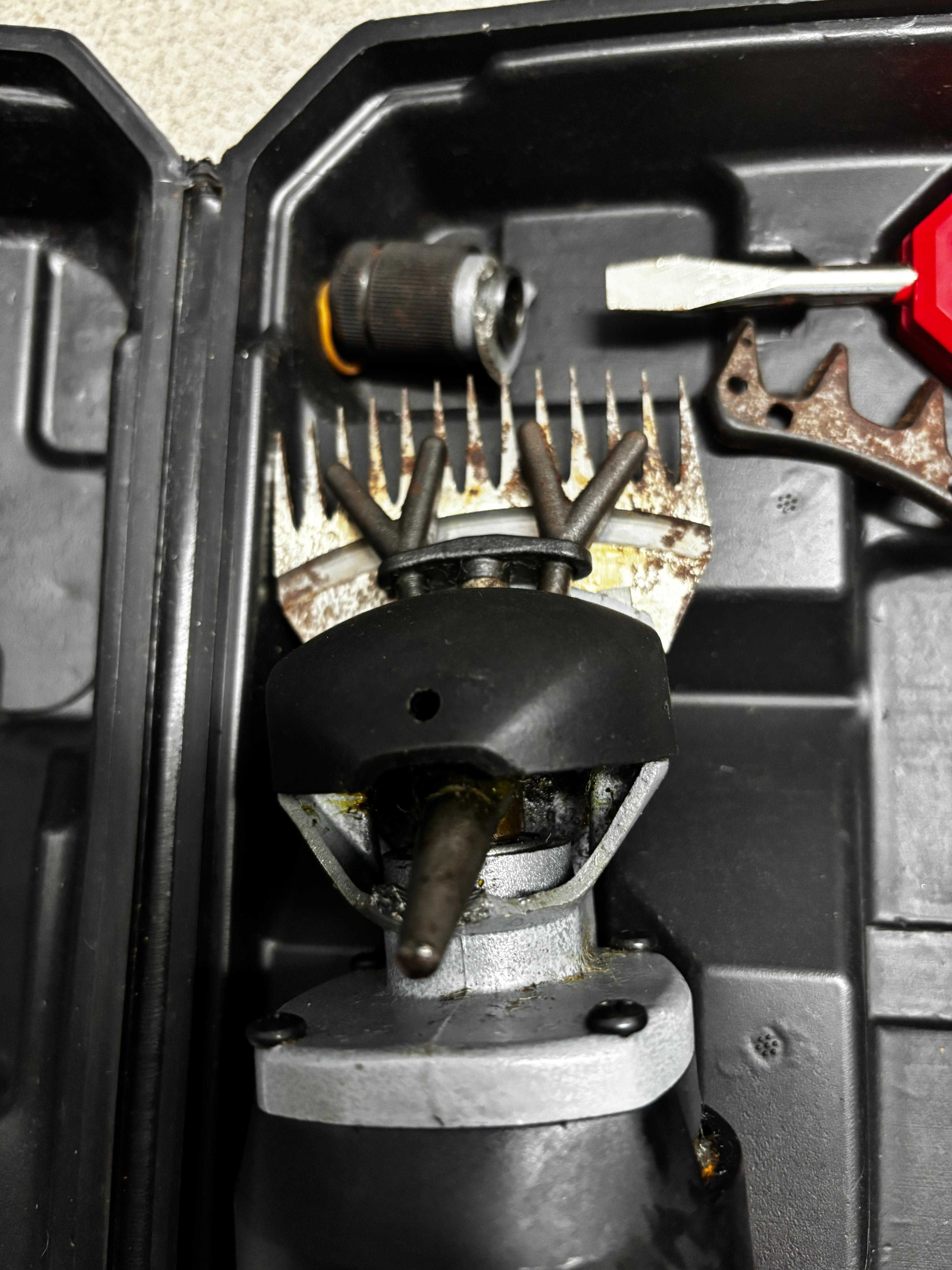 Elektryczne nożyce do strzyżenia owiec 850W –UŻYWANE, PĘKNIĘTA OBUDOWA