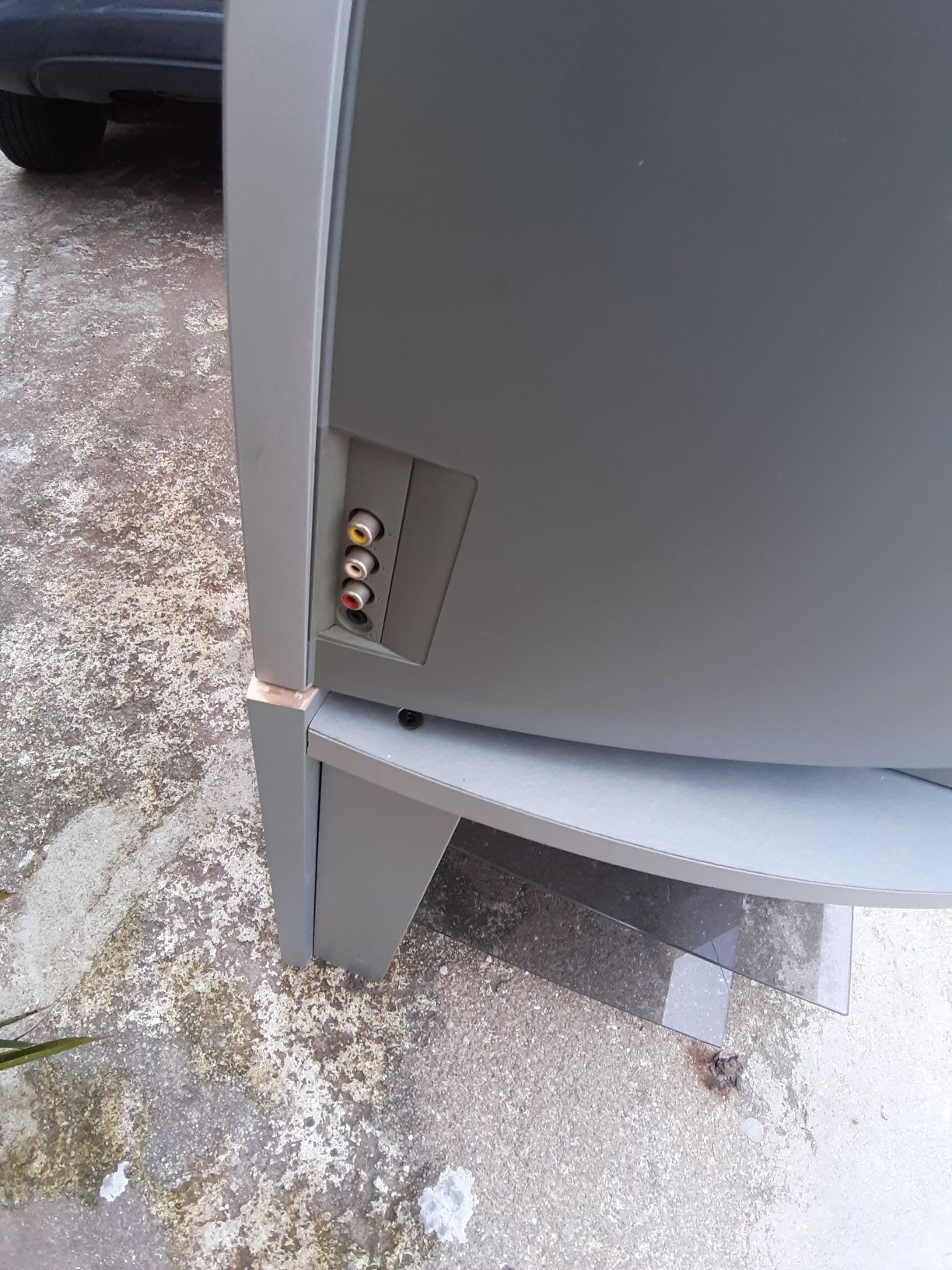 TV grande com comando e móvel