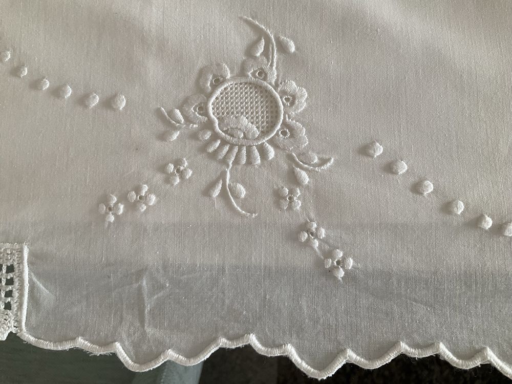 Lençol bordado com renda e 2 fronhas