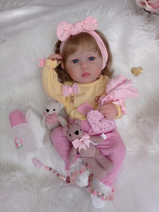 Piękna pełno winylowa lala w typie reborn