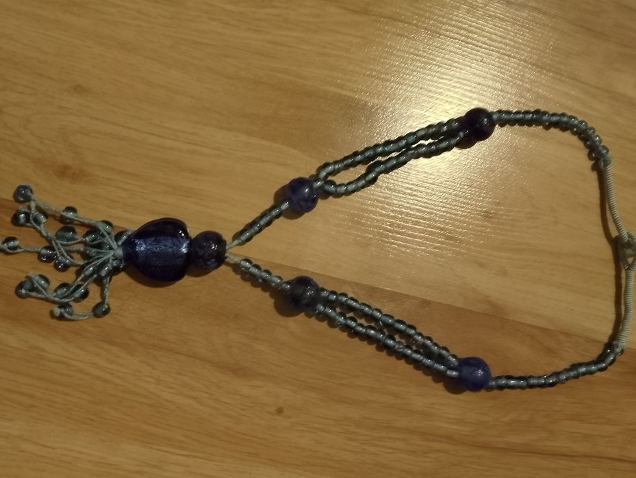 Naszyjnik z niebieskich szkiełek z krawatka