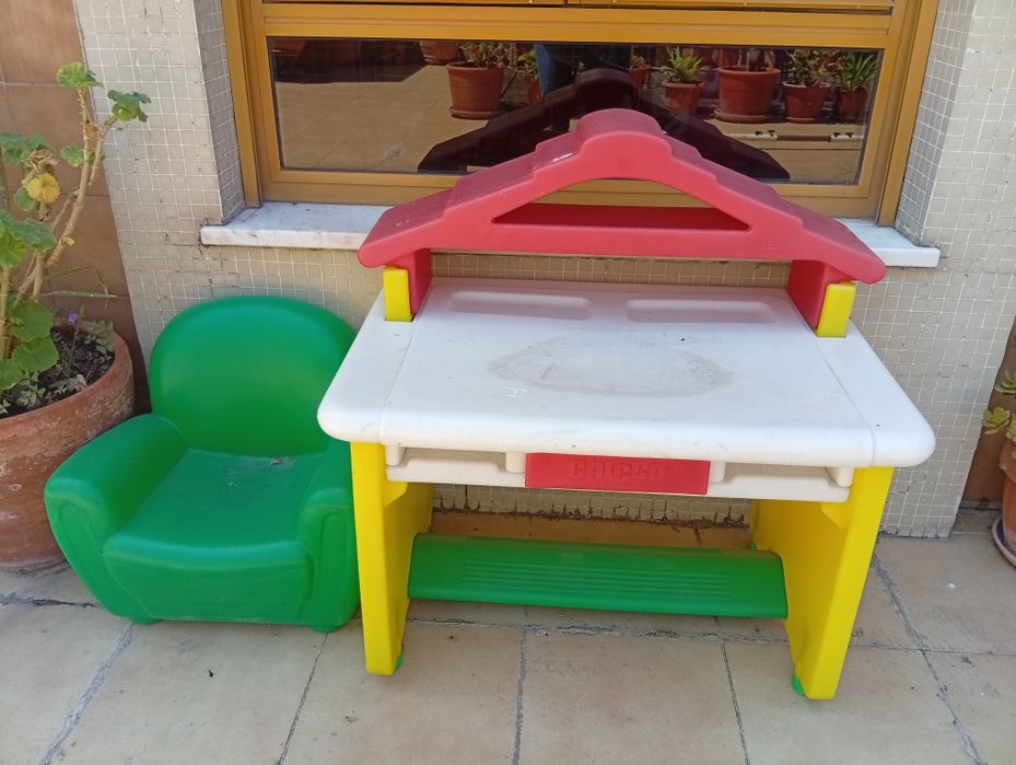 Secretaria e cadeira de criança exterior