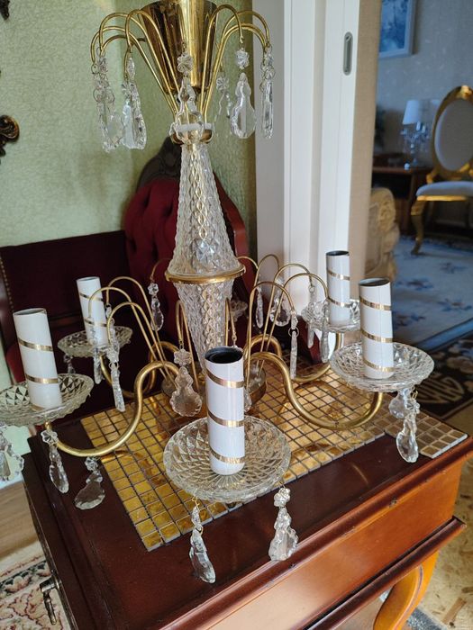 Класична,  кришталева  люстра