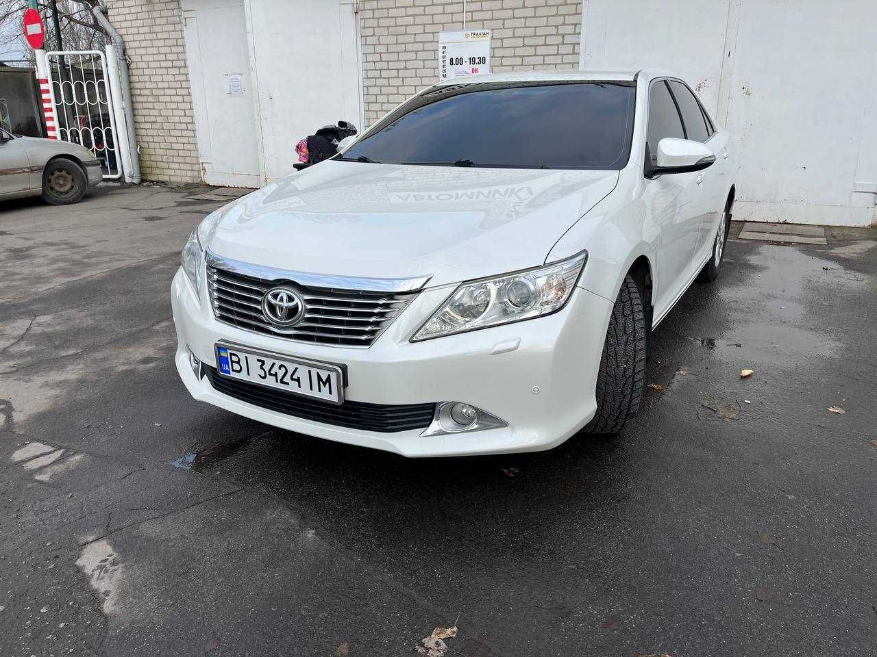 Toyata Camry 50 oficial 2013