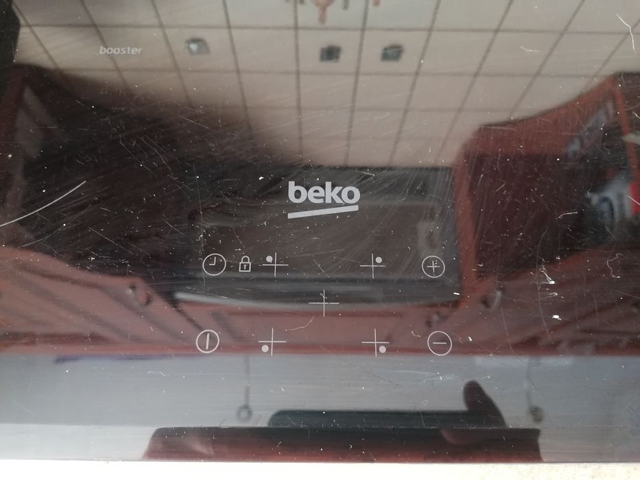 Płyta indukcyjna Beko, pęknięte szkło.